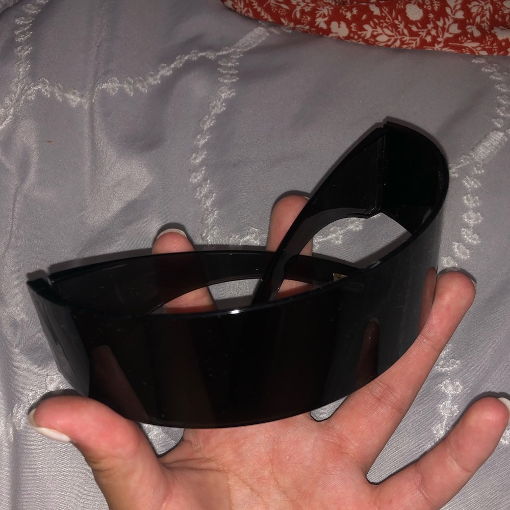 Wraparound shield sunglasses - Picture 2 of 4